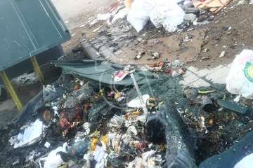 El vandalismo calcina un contenedor en Las Huesas (Telde)/TA.